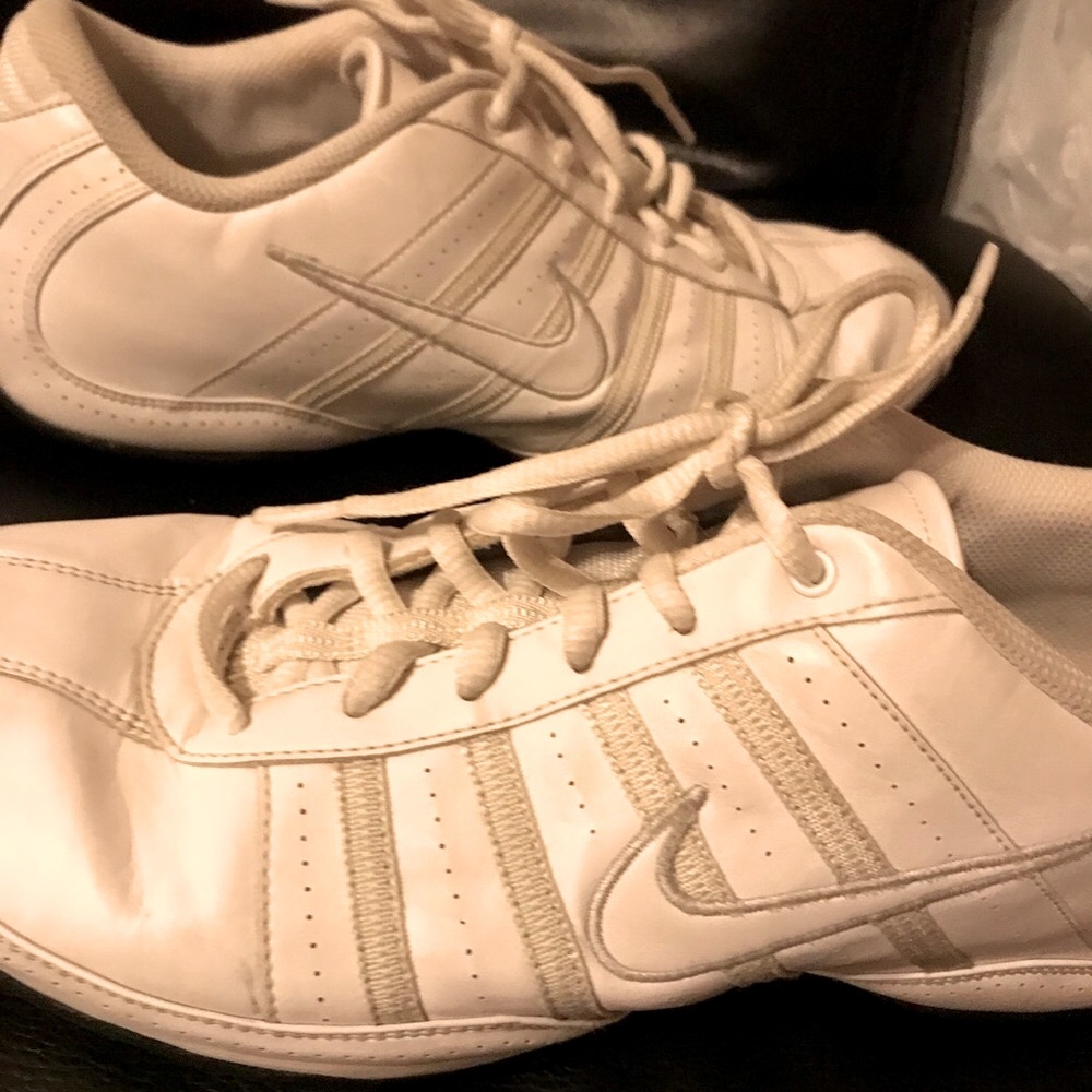NIKE women’s Musique VS cheer dance shoes 9.5
